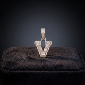 Colgante de Lujo de Plata 925 con Moissanita en Forma de Letra V, Micro Pavé, Corte Brillante Redondo, Unisex, para Uso Diario, Amuleto Temático - Product Image 1