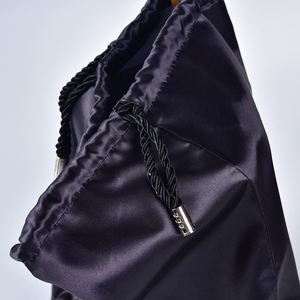Pochette en satin de soie de luxe en gros avec logo personnalisé, fermeture à cordon, couleur et taille personnalisées, imprimée à l'écran pour emballage cadeau de perruques/casquettes - Product Image 4