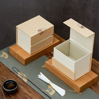 Boîte cadeau en bois de style chinois avec doublure en tissu rouge et sac fourre-tout en papier assorti, origine Guangzhou