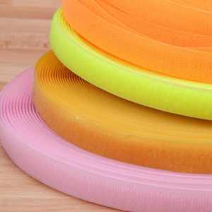 Vente en gros de bandes auto-agrippantes à coudre OEKO 60% nylon de 20MM, 25MM, 38MM, 40MM pour vêtements, sacs à main, bagages et travaux de couture DIY - Product Image 1