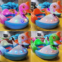 Bateau tamponneur lumineux en plastique électrique à piles d'amusement pour piscine fabriqué en chine pour enfants