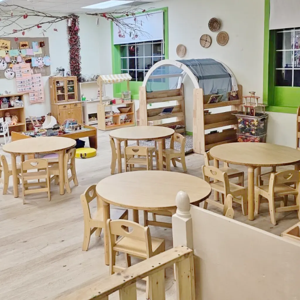 Set kayu alami untuk anak, dapat ditumpuk plastik sekolah prasekolah Taman kanak-kanak kursi kayu dan meja untuk anak