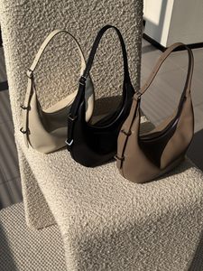Sac en cuir tanné <span class=keywords><strong>végétal</strong></span> en gros, sac à bandoulière croissant minimaliste, fournisseur de sacs sous le bras en cuir de vachette sans marque - Product Image 4