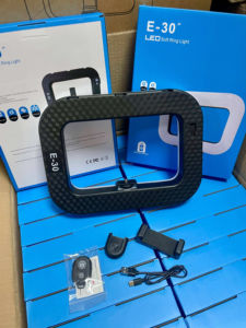 อุปกรณ์วิดีโอสำหรับสมาร์ทโฟน E300: ที่ยึดมือถือ + แบตเตอรี่ในตัวแบบชาร์จไฟได้ + ไฟวงแหวน LED เหมาะกับโทรศัพท์ & กล้อง - Product Image 2