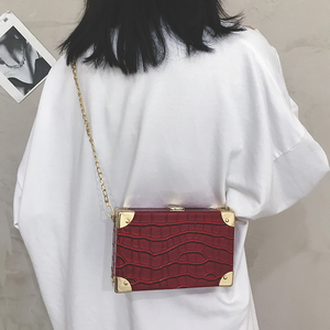 Nova Bolsa Transversal Feminina com Textura de Pedra, Alça de Corrente, Rebites e Padrão, Estilo Bolsa Box - Product Image 3