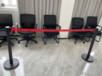 Système de barrière de file d'attente à double poteau rétractable pour le contrôle des foules dans les aéroports, hôtels et banques