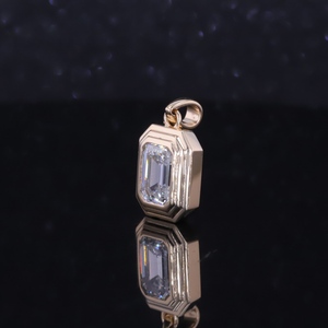 Pendentif StarsGem en or jaune 14 carats avec diamant de 1,5 carat E VVS2 taille émeraude, diamant de laboratoire certifié IGI - Product Image 2