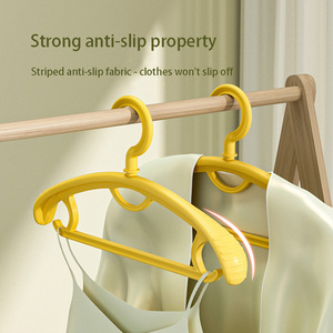 Cintres en plastique colorés antidérapants avec crochets pour le rangement des pantalons et des vêtements - Product Image 3