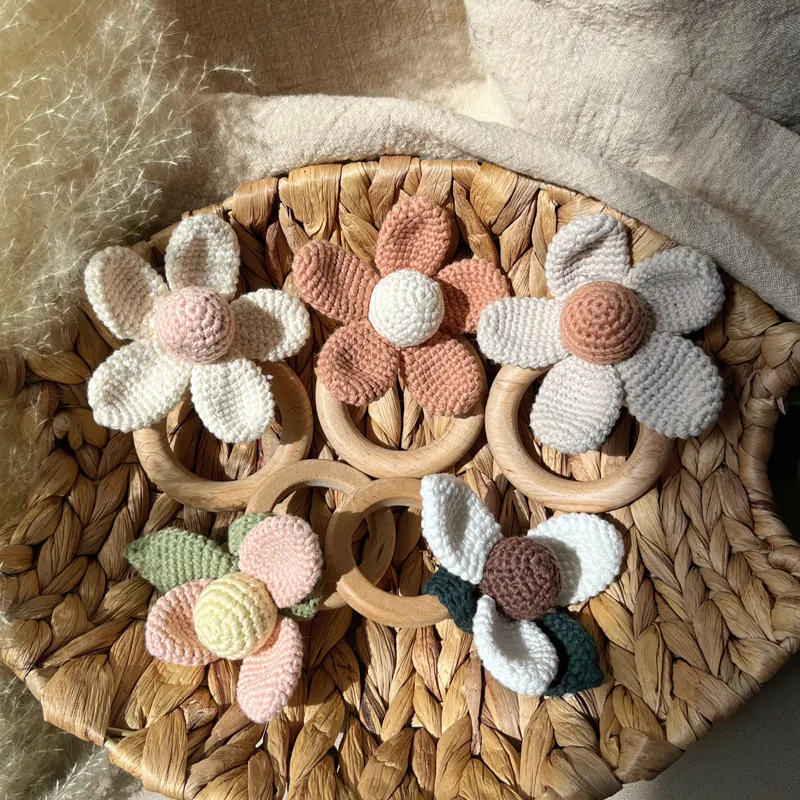 New product ready to ship Organic Cotton and nature wood Teething Ring Crochet baby development toy Flower Daisy Rattle