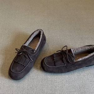 Chaussures décontractées vintage en cuir véritable de mouton pour femmes, style européen, doublure polaire, à pampilles givrées, à lacets, bout rond, plates, à enfiler - Product Image 1