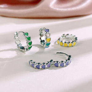 Pendientes Huggie E1869, Aleación Plateada, Forma de Corazón, Engaste de Bisel con Piedra Morada, Joyería de Moda Linda para Mujer, Regalo - Product Image 4