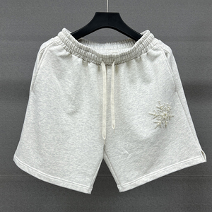 กางเกงขาสั้นแฟชั่นประดับมุกและคริสตัล ผ้าเฟรนช์เทอร์รี่ ดีไซน์เนอร์ออกแบบ กางเกงวิ่งออกกำลังกายทรงหลวม กางเกงขาสั้นผ้าฝ้ายโอเวอร์ไซส์ประดับคริสตัล - Product Image 1