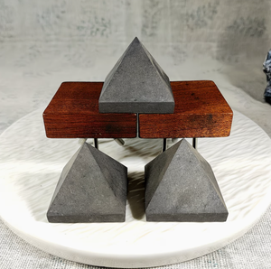 Piramide di Shungite della Carelia Lucidata a Mano, Decorazione per la Casa, Pietra Curativa Spirituale Reiki, Cristallo Nero 10cm, Feng Shui - Product Image 3