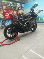 Motocicleta Deportiva de Gasolina CFmoto SR250 de Segunda Mano, Ideal para Principiantes, con Motor Bicilíndrico en Paralelo