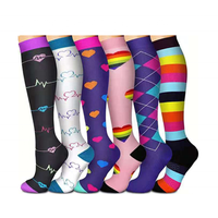 Vente en gros de chaussettes de compression personnalisées anti-fatigue et soulagement de la douleur pour le cyclisme, le football et les sports