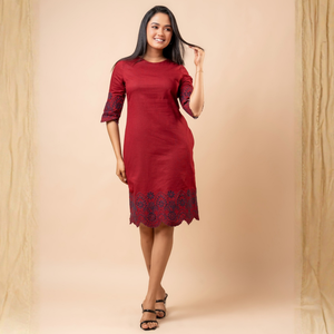 Vestido Corto Clásico de Lino de Alta Calidad con Detalle de Bordado Festoneado Color Granate para Mujer - Product Image 5