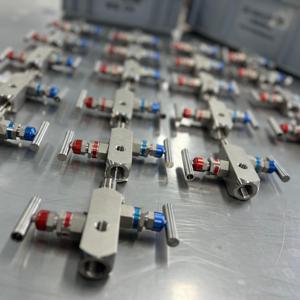 NAI LOK 1/2 NPTプロセス機器用2方向マニホールドバルブ SS316 6000psi FNPT MNPTゲージ分離バルブ R Tタイプ インコネル625 6Mo - Product Image 1