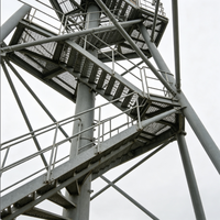 Structure de support de tour radar en treillis d'acier galvanisé Q420B à 4 pieds, durable et résistante au vent, pour la surveillance météorologique