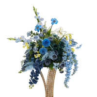 Élégante couronne florale bleue et blanche avec panneau de bienvenue pour la décoration de table centrale de réception de mariage