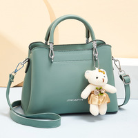 Nouvel Arrivage Sac Seau Femme en Cuir PU Souple avec Pendentif Ours, Sac à Bandoulière Tendance pour Femme, Sac à Main de Créateur à la Mode
