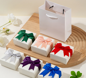 กล่องใส่เครื่องประดับสำหรับทำสร้อยข้อมือต่างหูเข็มขัดสีขาวประดับโบว์ด้านบนและล่างสุดหรู - Product Image 1