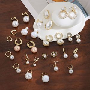 Orecchini a perno da donna in ottone elettroplaccato stile retrò francese con perle finte e montatura a castone, eleganti a forma di corona, per feste, novità 2025 - Product Image 2