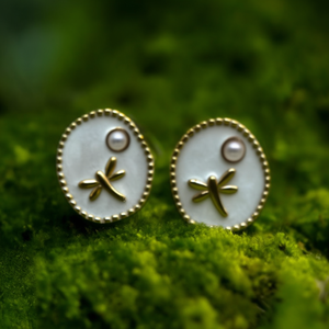 Pendientes de Moda con Diseño de Libélula, Acero Inoxidable 316L, Baño de Oro PVD, Incrustaciones de Perla, Sostenibles y Resistentes - Product Image 3