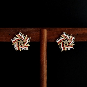 Boucles d'oreilles vintage Qingdao, émail bleu, blanc et rouge, étoile à cinq branches, clous d'oreilles - Product Image 1