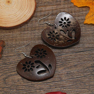 مجوهرات عتيقة من قشرة جوز الهند على شكل قلب عصري محفور يدويًا من النباتات والزهور للنساء لحفلات الزفاف - Product Image 4