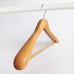 Percha de madera clásica con contorno natural y hombros anchos para taller de sastrería profesional, percha de madera personalizada. - Product Image 2