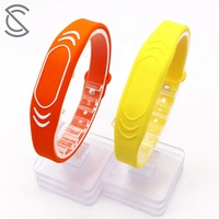 Gelang Silikon NFC Bentuk Jam Tangan yang Dapat Disesuaikan 13.56mhz Dapat Ditulis Ulang Chip Ntag213/215 Tahan Air Gelang RFID