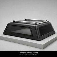 Capot de camionnette noir mat à profil bas avec fenêtres latérales inclinées et kit de rails de toit argentés