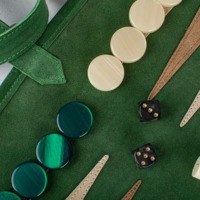 Individuelles Logo Wildleder Backgammon Rollset Handgefertigtes Roll-Up Design Waldgrünes Reise-Set