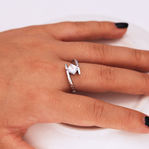 Anello Quadrato Creativo per Donne, Stile Minimalista Occidentale, Accessorio da Dito per Proposte e Feste, Regalo - Product Image 4