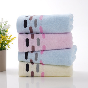 Serviette en coton pur Kim Ryan 34x74cm, motif brodé, serviette de toilette pour la maison - Product Image 3