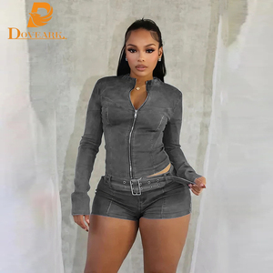 Completo Due Pezzi in Denim Elasticizzato Retrò e Sexy per Donne, Giacca Slim a Maniche Lunghe con Zip, Top Corto con Cintura e Pantaloncini - Product Image 2