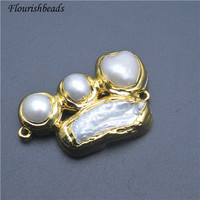 Nouveau design en laiton plaqué or, perle naturelle à double trou, pendentif en forme de pois irrégulier, fermoirs pour bijoux, vente en gros