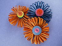 Fleurs de raphia faites à la main personnalisées d'usine beaux patchs de fleurs de raphia pour vêtement de sac à chapeau, autocollant d'applique tissé
