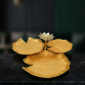 Plateau décoratif en métal doré en forme de lotus, plateau de service inspiré des feuilles, plateau irrégulier plaqué pour la décoration de table de fête ou de mariage - Product Image 5