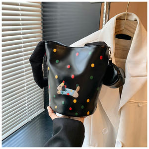 Sac polyvalent pour femmes brodé sac à bandoulière pour femmes pour l'automne et l'hiver sac tendance et à la mode. - Product Image 1