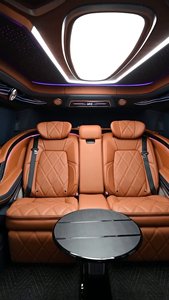 Fourgon de luxe pour Mercedes-Benz Classe V W447 Vito Alphard avec sièges réglables verticalement, tables pliantes et un canapé-lit arrière. - Product Image 5