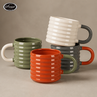 Tasse à café en céramique artisanale SWT vert olive brillant côtelé avec anse blanche – Vente en gros