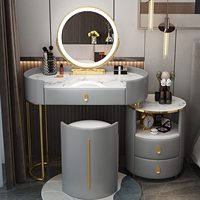 Bureau de toilette de luxe moderne avec armoire latérale ronde et bordure en cuir, 360 °   Miroir LED et pieds en fer plaqué or.