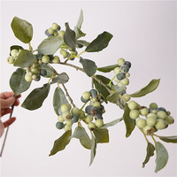 Nouvelle Collection : Branche de Baies en Mousse Rouge et Blanche pour Décorations de Noël Extérieures – Vente en Gros