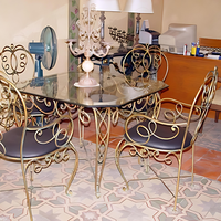 Table et chaises d'extérieur en métal antique contemporaines avec élégantes banquettes de patio pour l'utilisation dans la cour