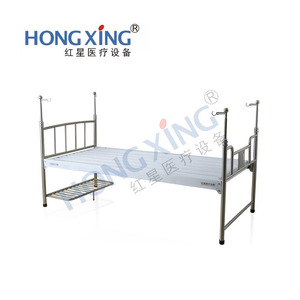 Cama médica plana semiestructurada de acero inoxidable Hong Xing Hx-A29 para residencias de ancianos, clínicas y salas de hospitalización con soportes para infusión. - Product Image 1