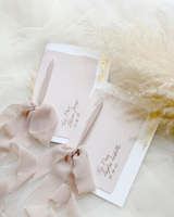 Livre de Vœux de Mariage Personnalisé avec Nom et Date Calligraphiés, Bordure Déchirée Rose Poudré, Feuille d'Or, Cartes de Vœux pour Lui et Elle avec Ruban