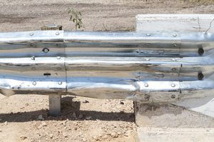 Doble litera Cross Brace W Beam Peso Corrugado Thrie Beam Guardrail <span class=keywords><strong>Barrera</strong></span> de choque - Product Image 2