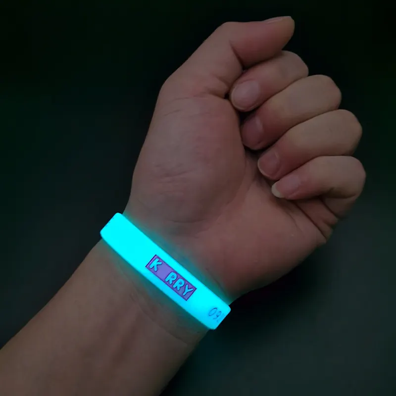 Индивидуальные эластичные рекламные браслеты с индивидуальным логотипом, светящийся в темноте резиновый браслет на заказ, светящийся силиконовый браслет