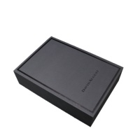 Boîtes sur mesure extra larges pour chemises avec logo UV sélectif, pelliculage mat, gaufrage, finition noir mat, épaisseur 2 mm